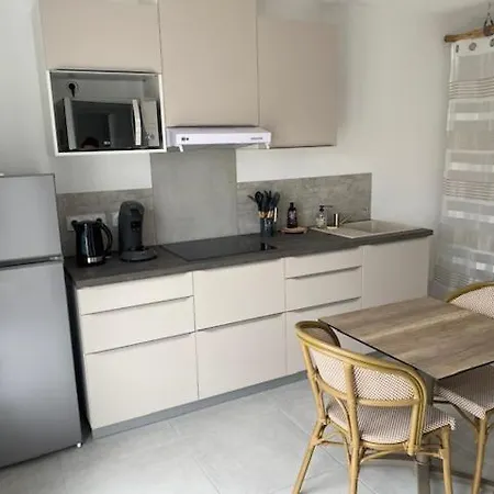 1 Proche Bord De 5 Mn A Pied *